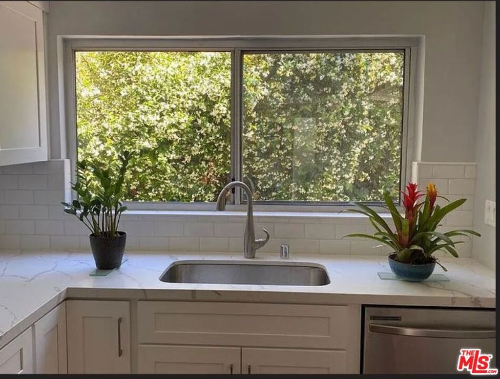 Photo of 8090 Mulholland Drive, Los Angeles, CA 90046 (MLS # 25502319)