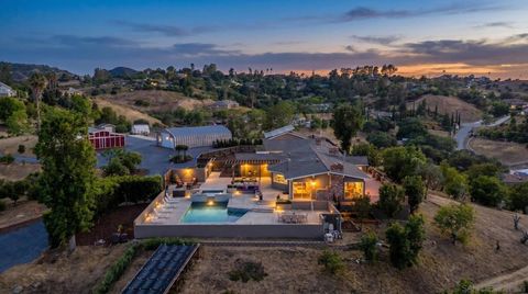 Photo of 4986 San Jacinto Circle East CIR, Fallbrook, CA 92028 (MLS # 260015726SD)
