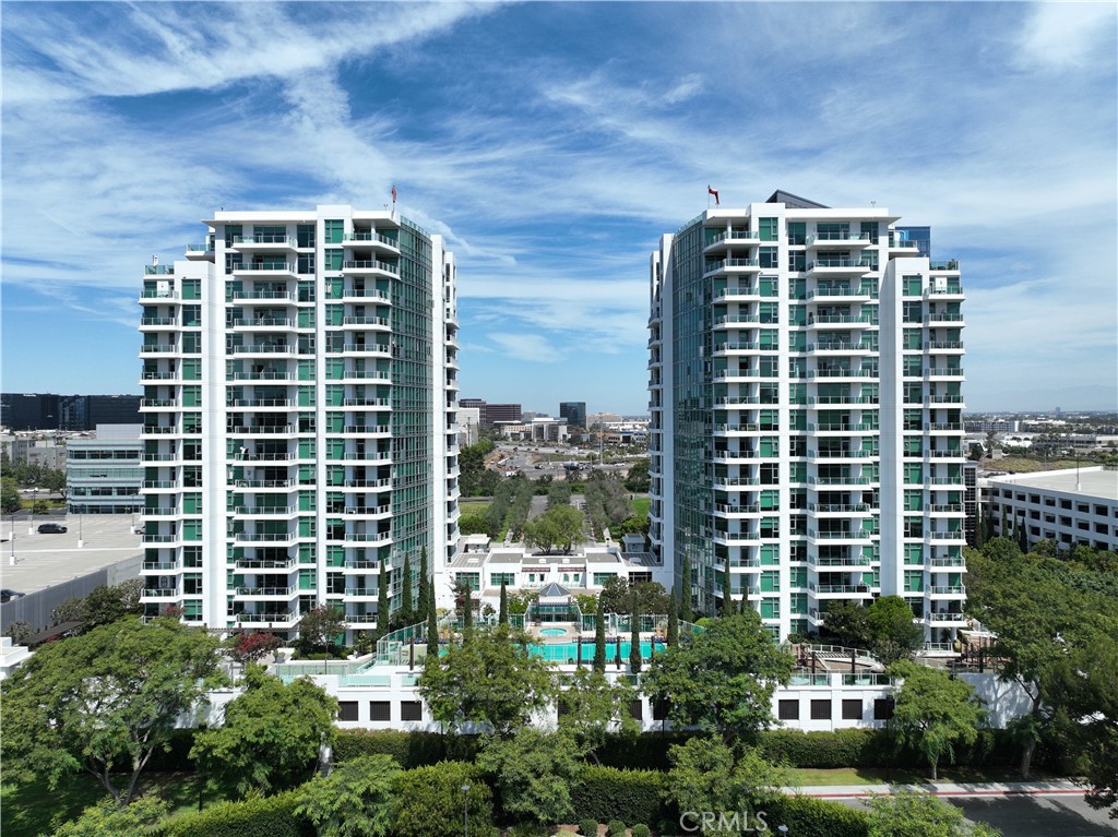 Marquee Apartments – Irvine’s Premier Business District
Located in the heart of Irvine’s business center, Marquee offers luxury condominium living with 24-hour hotel-style management and services.
This residence features:
2 spacious bedrooms and 2 full bathrooms
An extra-large den/home office, perfect for working from home or converting into a guest room
2 assigned parking spaces and additional storage space
Open-concept living and dining areas with modern finishes
Resort-style amenities including pool, spa, fitness center, concierge, and secure parking,
Prime Location:
Just 5 minutes’ drive to John Wayne Airport, South Coast Plaza, and Diamond Jamboree Plaza
Easy access to I-405 and I-5 freeways
Close to Newport Beach and coastal attractions
Enjoy the perfect balance of comfort, convenience, and prestige at Marquee in Irvine.