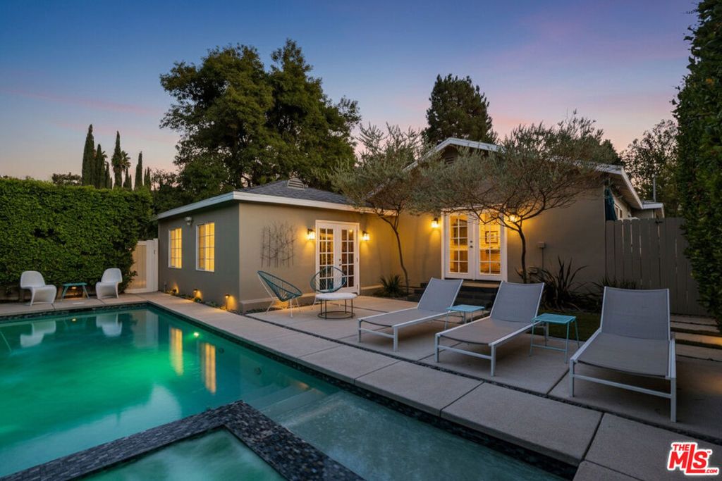 Photo of 16201 Gilmore Street, Lake Balboa, CA 91406 (MLS # 25604339)