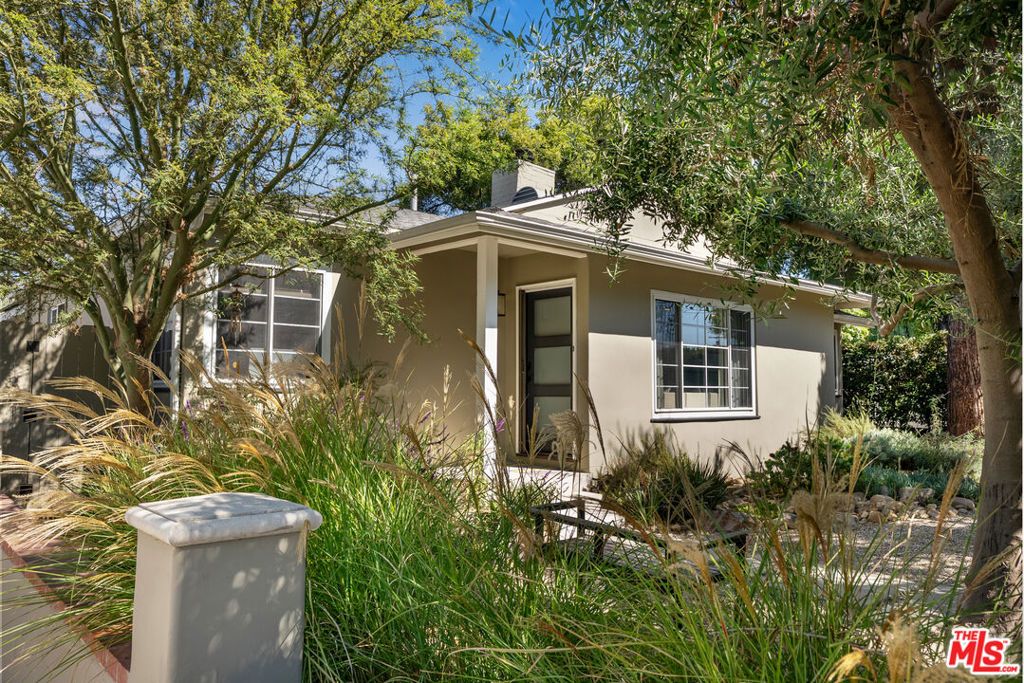 Photo of 16201 Gilmore Street, Lake Balboa, CA 91406 (MLS # 25604339)