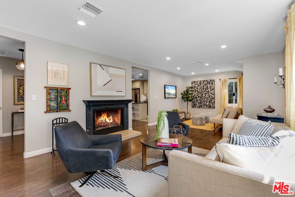 Photo of 16201 Gilmore Street, Lake Balboa, CA 91406 (MLS # 25604339)