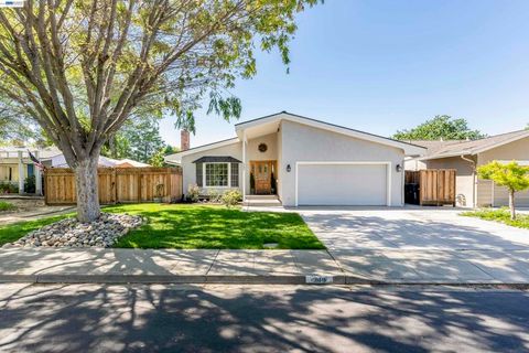 Photo of 349 Ann Ct Ct, Livermore, CA 94550 (MLS # 41129976)