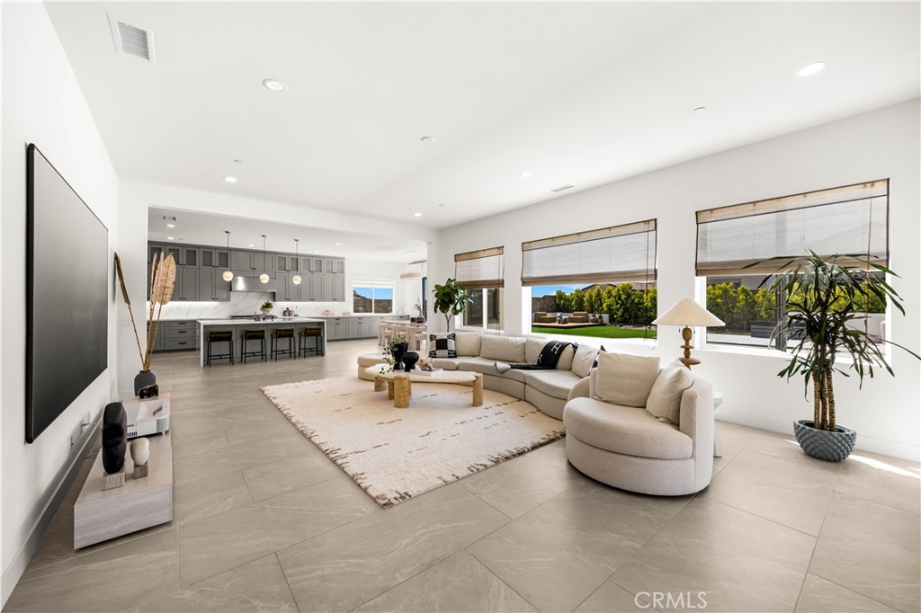18331 Creek Canyon