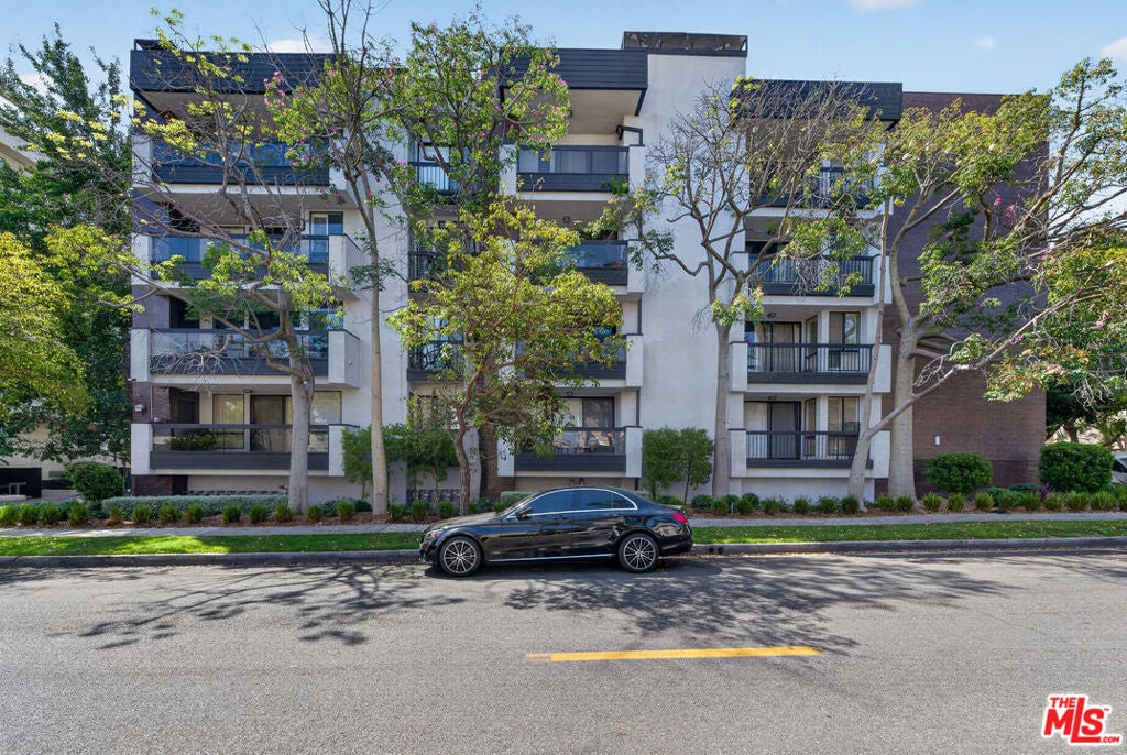 324 N Palm Drive 404