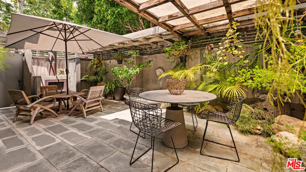 Photo of 853 S Bundy Drive, Los Angeles, CA 90049 (MLS # 25564905)