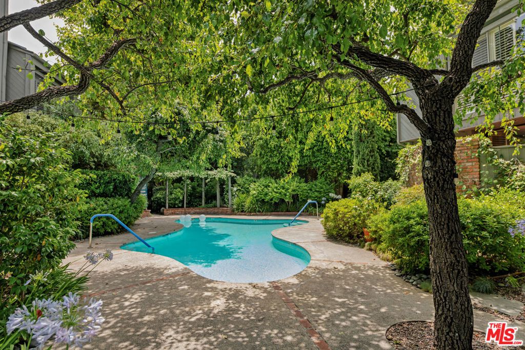 Photo of 853 S Bundy Drive, Los Angeles, CA 90049 (MLS # 25564905)