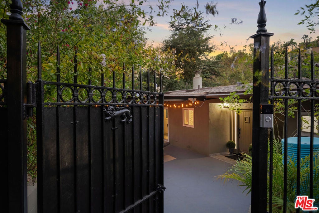 2458 Zorada Drive, Los Angeles CA 90046