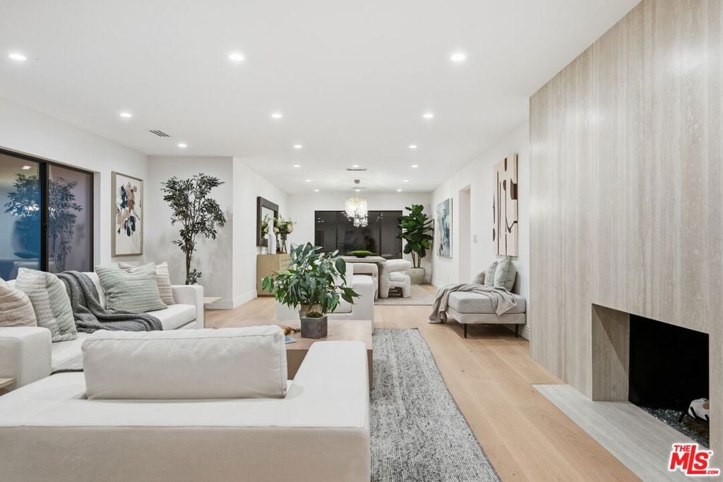 Photo of 5431 Lubao Avenue, Woodland Hills, CA 91364 (MLS # 26102568)