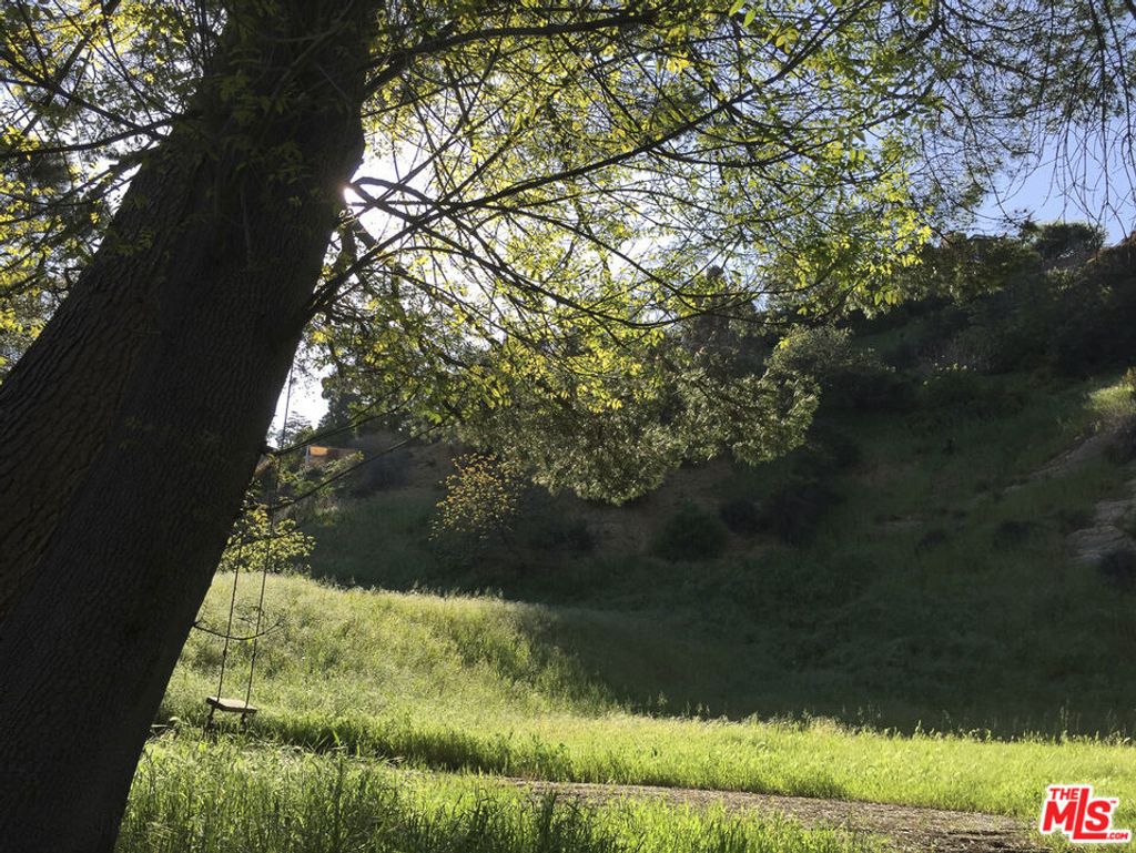 Photo of 8813 Wonderland Avenue, Los Angeles, CA 90046 (MLS # 25584039)