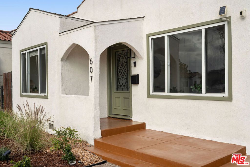 Photo of 607 W 111th Place, Los Angeles, CA 90044 (MLS # 25621391)