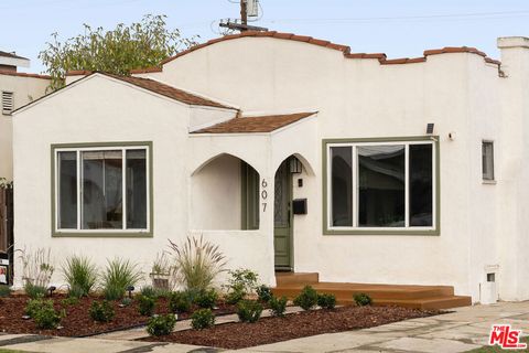 Photo of 607 W 111th Place, Los Angeles, CA 90044 (MLS # 25621391)