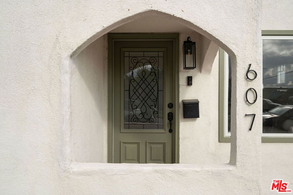 Photo of 607 W 111th Place, Los Angeles, CA 90044 (MLS # 25621391)