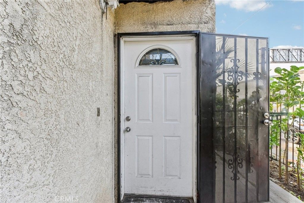 Photo of 342 W 56th St, Los Angeles, CA 90037 (MLS # CV25264999)