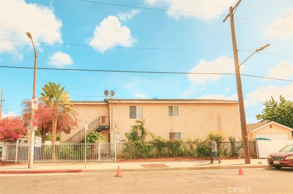 Photo of 342 W 56th St, Los Angeles, CA 90037 (MLS # CV25264999)