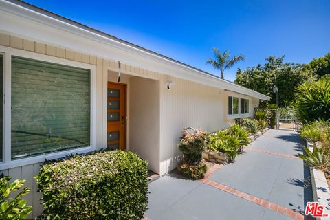 Photo of 5634 Mason Avenue, Woodland Hills, CA 91367 (MLS # 26680871)