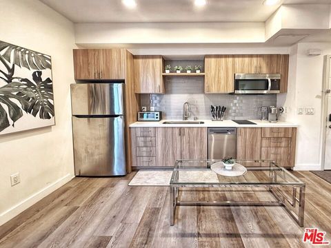 Photo of 723 S St Andrews Place #501, Los Angeles, CA 90005 (MLS # 26664045)