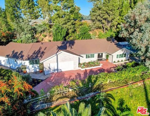 Photo of 4732 Del Moreno Drive, Woodland Hills, CA 91364 (MLS # 26661503)