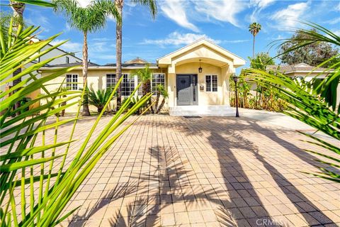 Photo of 16707 Moorpark Street, Encino, CA 91436 (MLS # SR26009968)