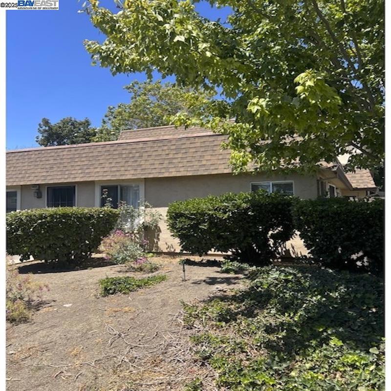 Welcome to 38605 Vancouver Common in Fremont, CA 94536! This charming 2-bedroom, 1-bath home with a detached 2 car garage is nestled in the highly desirable Parkmont neighborhood. Step inside to a cozy living space featuring a warm fireplace, perfect for relaxing evenings. The home also includes a private patio, ideal for enjoying your morning coffee or quiet outdoor dining. The community is wonderfully maintained and offers a convenient lifestyle- just minutes away from shopping, dining, schools, BART, and major freeway access points. Whether you're a first-time buyer or looking to downsize, this property is ready to welcome its new owners. Don't miss the opportunity to call this Fremont gem your home!
