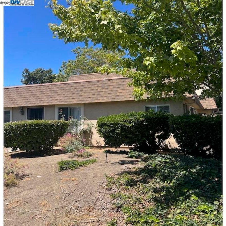 Welcome to 38605 Vancouver Common in Fremont, CA 94536! This charming 2-bedroom, 1-bath home with a detached 2 car garage is nestled in the highly desirable Parkmont neighborhood. Step inside to a cozy living space featuring a warm fireplace, perfect for relaxing evenings. The home also includes a private patio, ideal for enjoying your morning coffee or quiet outdoor dining. The community is wonderfully maintained and offers a convenient lifestyle- just minutes away from shopping, dining, schools, BART, and major freeway access points. Whether you're a first-time buyer or looking to downsize, this property is ready to welcome its new owners. Don't miss the opportunity to call this Fremont gem your home!