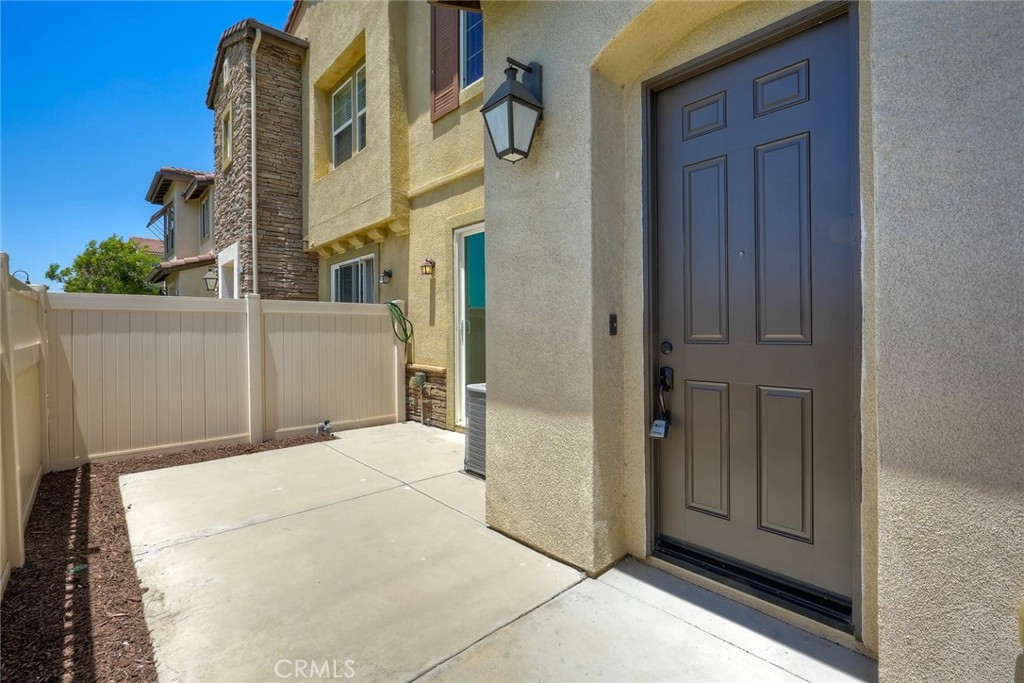 44091 Calle Luz