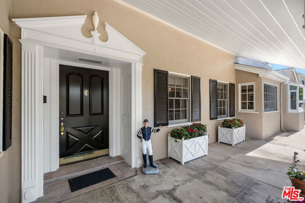 Photo of 444 Loring Avenue, Los Angeles, CA 90024 (MLS # 25542759)