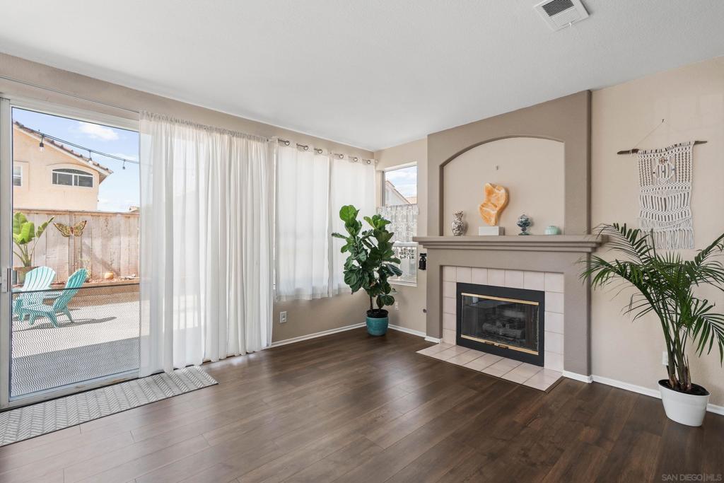 1593 Avenida Guillermo