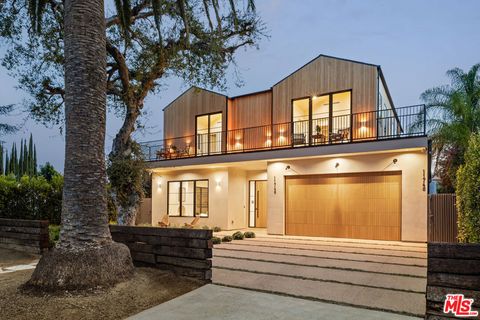 Photo of 11746 La Maida Street, Valley Village, CA 91607 (MLS # 26693399)