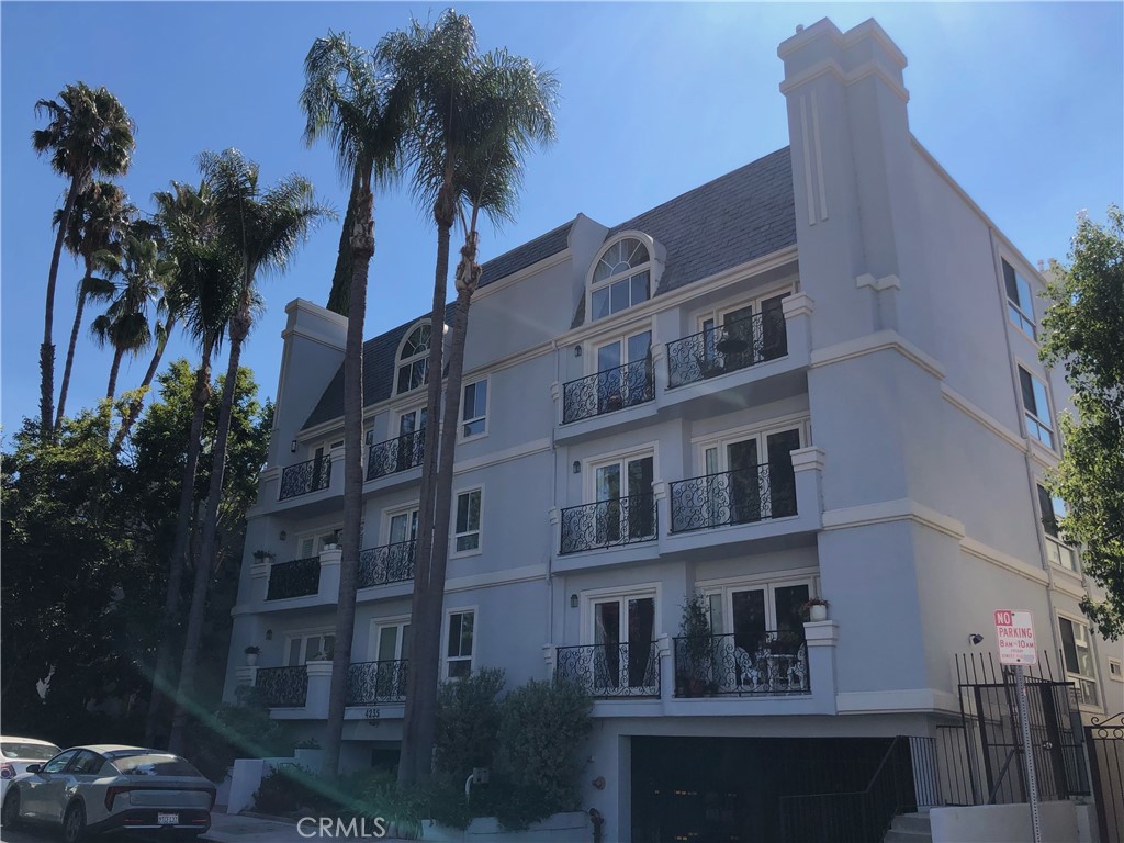 Gorgeous Studio City Condo on a quiet street, close to the L.A. River, Casa Vega, great nearby restaurants. *Light/Bright and Open Spacious Floor Plan. *Carpeted. *High Ceilings. *Large open Kitchen with appliances, Breakfast Bar, that opens out to Formal Dining Room and the Living Room with corner gas Fireplace. *Washer/Dryer*Large Master with Double Door entry, corner gas Fireplace and Walk-In Closet. *Master Bath with Double Sinks, Spa Tub, Separate Shower. *Second Bedroom, at front of unit, with small balcony. *Lots of Closets throughout. *Separate Guest Bathroom off Formal Entry. *2 Parking Spaces Tandem. *Easy freeway and street access to all of L.A., close to Laurel Canyon, Coldwater Canyon, Beverly Glen roads for easy access to West Hollywood, Beverly Hills, West L.A. and the Westside, easy 101 freeway access to all of Studio City, Burbank, Toluca Lake, Hollywood, West Hollywood, Downtown L.A., the Westside of L.A., Woodland Hills, Encino.*Applications through RentSpree*