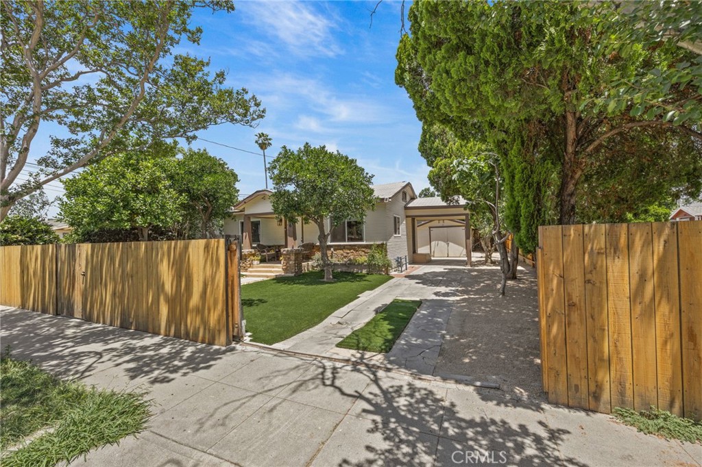 Welcome to this Beautiful Remodel Home!! 156 W Wabash St. San Bernardino Ca 92405. Many Upgrades have Been Done to This Property!!
2 bedroom 1 bath. Perfect Size of Front Yard and Back Yard with air conditioning (AC) and heating system. Elementary school is 5 minutes away. 1 car Garage, 3 cars can fit on the Driveway. The Property will include Microwave, Stove and Dish washer.
The Front Garden Gives You a Tranquil Peaceful Vibes Perfect for Relaxing also it has a Beautiful Back Yard for Barbecues and Gatherings. The kitchen with Porcelain countertops is a Harmonious Blend of style and Practically Creating a Beautiful function space that is both Visually Appealing and Highly durable and we cannot forget The Electric Fence that sourounds the property it gives that Private Boost that every Family appreciates.