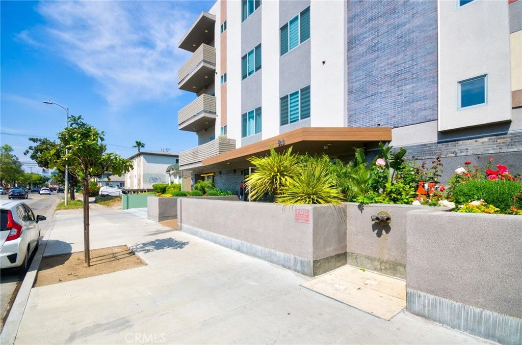 Photo of 820 S Wilton Place #304, Los Angeles, CA 90005 (MLS # PW25112438)