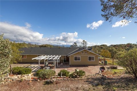 Photo of 30301 Longview Lane E, Coarsegold, CA 93614 (MLS # FR25265167)