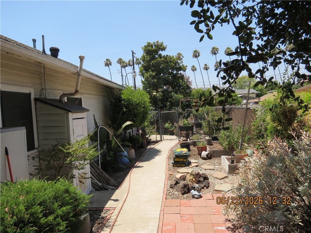 1005 N Alameda