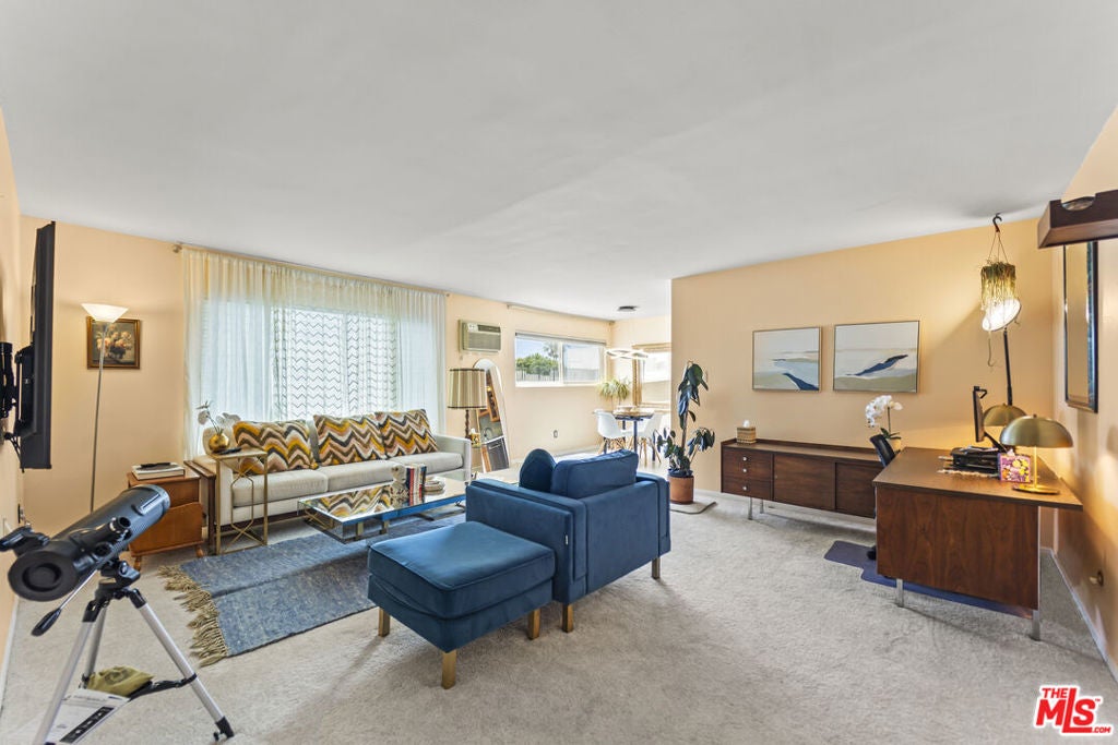 960 Larrabee Street 222
