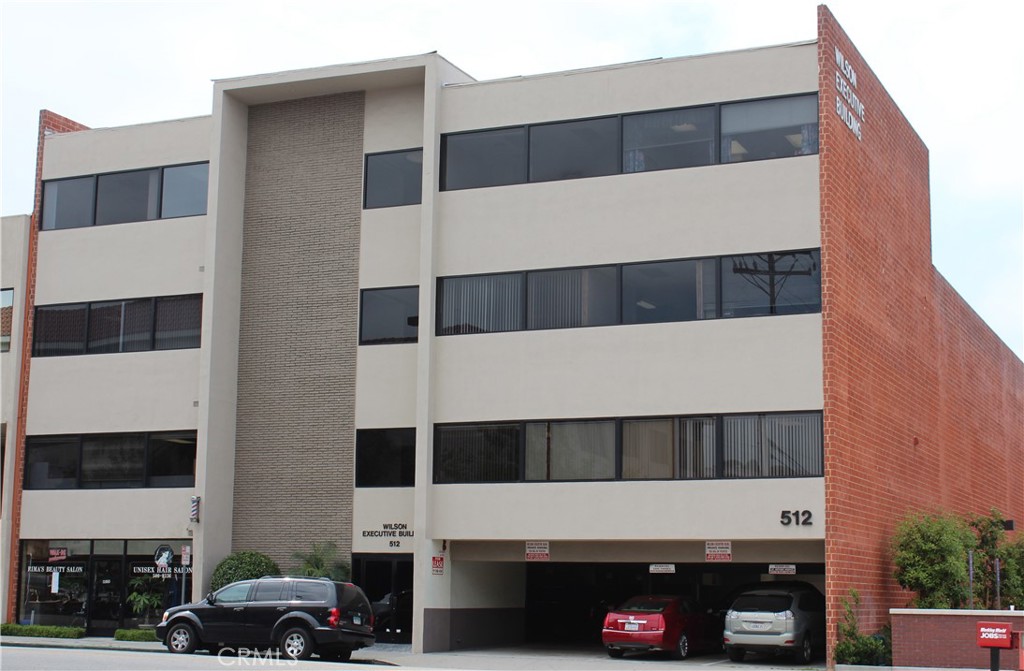 Great office suite available for lease in the Wilson Executive Building! The property is in the heart of the Glendale
business district across the street from Glendale Fashion Center with Ralphs and several major retail stores as well as
California Fish Grill, Rubio’s Coastal Grill, Panda Express, Jamba, and Habit Burger & Grill. It is also near Whole Foods
Market, Chipotle Mexican Grill, Raffi’s Place, Panda Inn, Coffee Bean & Tea Leaf, and The UPS Store. The property has
excellent access to the 134 and 2 freeways.