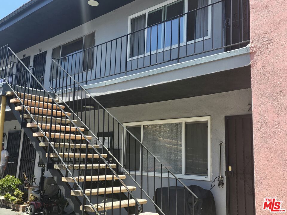 6121 Crenshaw Boulevard