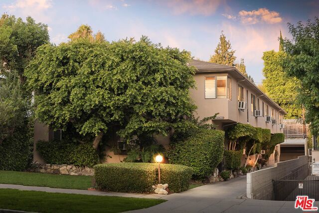 A++ Location in BEACHWOOD CANYON // 11 UNITS - World-Class Beachwood Drive in the Hollywood Hills / Built in 1955 / LARGE 10,224 SF Building C) BEST Unit Mix - Seven (7) Two Bedroom and Four (4) One Bedroom Apartments D) Separate Electrical & Gas Utility Metering E) Excellent Parking for Ten (10) Vehicles F) Huge Apartments G) Lowest GRM in the Area