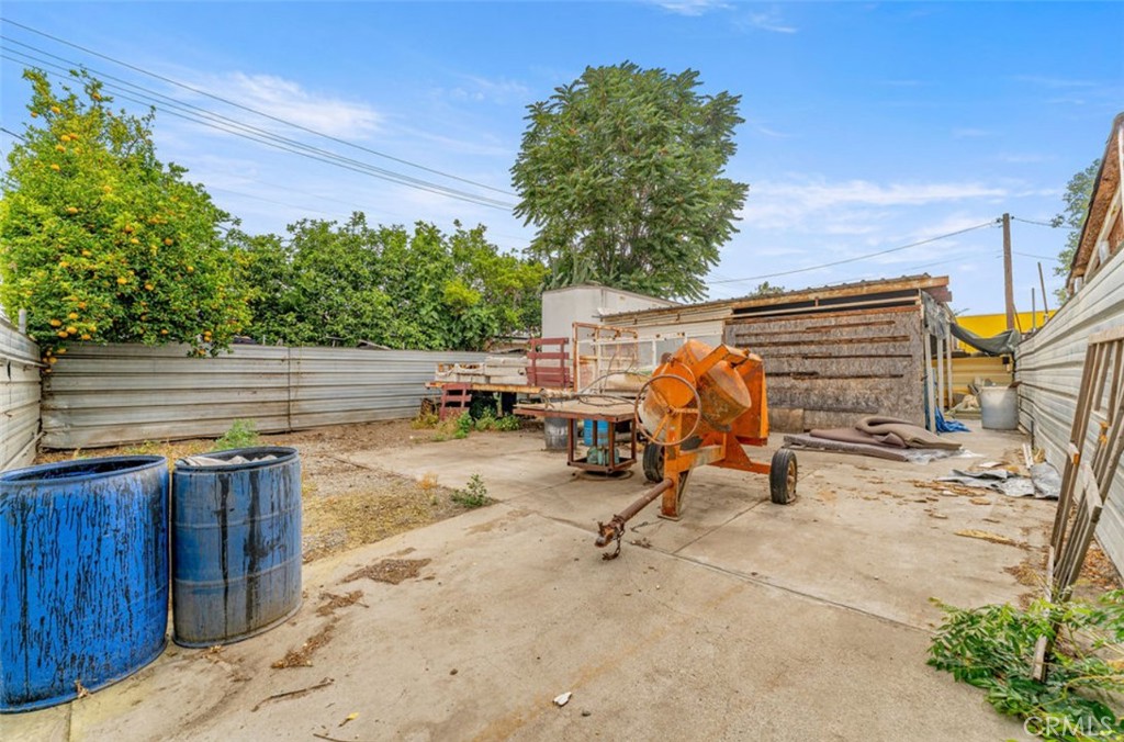 Great opportunity to acquire two lots together, in the heart of Pomona 264 Oak Ave and 1375 W 3rd. These two lots are 10,154 sq ft (3965 +6189) together. The building is 2268 sq ft. Just North of Mission. Only sell 2 properties together. Lot is partially paved. Additional Parcel: 8348018045