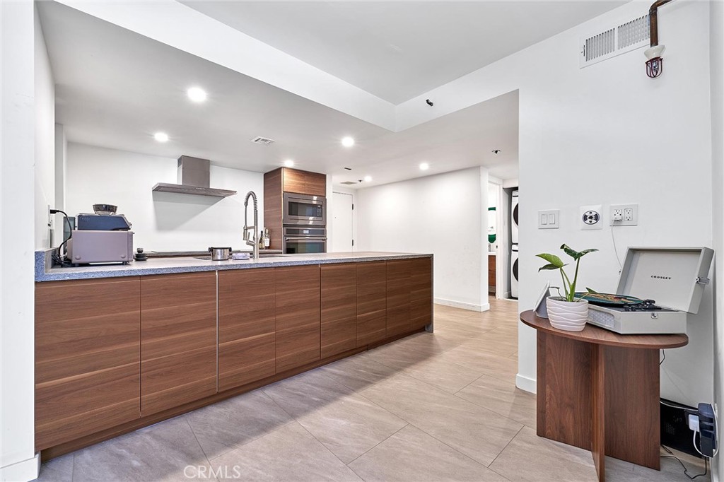 WOW!! ONE OF THE BEST VALUE IN TOWN!! WELCOME TO UNIT #1211 AT 600 W 9TH ST IN THE HIGHLY DESIRABLE SKYLINE CONDOMINIUMS, LOCATED IN THE HEART OF SOUTH PARK, DOWNTOWN LOS ANGELES. THIS MORDEN AND FULLY UPDATED 2 BEDROOM, 2 BATHROOM HOME ON THE 12TH FLOOR OFFERS AN EXPANSIVE CITY VIEW AND A MODERN OPEN LAYOUT. THE UNIT FEATURES NOISE-REDUCING MAT AND WATERPROOF FLOORING, CUSTOM WINDOW SHADES, AND A FULLY REMODELED KITCHEN WITH NEW CABINETS, BUILT-IN REFRIGERATOR, MICROWAVE, DISHWASHER, OVEN WITH AIR FRYER, AND AN OVERSIZED ISLAND COOKTOP. IT INCLUDES A DEEP SINK, DESIGNER FAUCET, HIDDEN WATER LINE FOR PURIFIER INSTALLATION, THICK MARBLE COUNTERTOPS, AND UPGRADED ELECTRICAL WIRING FOR ADDITIONAL APPLIANCES. BOTH BATHROOMS HAVE BEEN BEAUTIFULLY RENOVATED WITH NEW SINKS, FAUCETS, A HIGH-PRESSURE TOILET, A LARGE TUB, AND A MODERN SHOWERHEAD. CENTRAL AC AND HEATING ENSURE YEAR-ROUND COMFORT. THIS UNIT COMES WITH TWO ADJACENT CORNER SIDE BY SIDE PARKING SPACES. SKYLINE OFFERS EXCEPTIONAL AMENITIES INCLUDING A GYM WITH WEIGHT ROOM, PICKLEBALL AND SQUASH COURTS, SAUNA, SHOWER, SWIMMING POOL, BBQ AREA, CLUBHOUSE, DOG PARK, SECURED PACKAGE ROOM, 24-HOUR SECURITY, CONCIERGE SERVICE, AND GUEST PARKING. STARBUCKS IS LOCATED ON THE FIRST FLOOR, WHILE RALPH'S, HONEYMEE, AND OTHER POPULAR SHOPS AND RESTAURANTS ARE JUST STEPS AWAY. THE BUILDING IS CONVENIENTLY LOCATED NEAR WHOLE FOODS, THE BLOC, 7TH STREET METRO, LA LIVE, CRYPTO.COM ARENA, AND MAJOR ENTERTAINMENT VENUES. HOA COVERS INTERNET, CABLE, PHONE LINE, AND FULL ACCESS TO ALL COMMON AREAS. EXPERIENCE LUXURY LIVING IN ONE OF DTLA'S MOST CONVENIENT AND VIBRANT LOCATIONS.