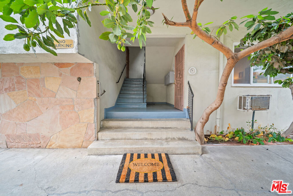 936 N Curson Avenue