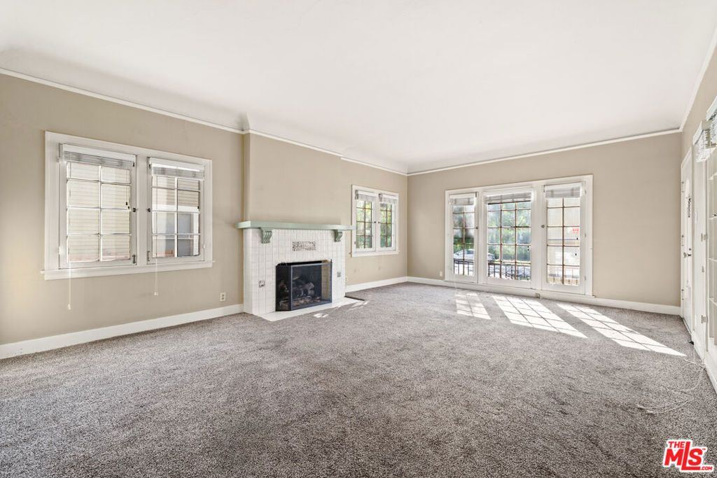 Photo of 580 N Beachwood Drive, Los Angeles, CA 90004 (MLS # 25576455)