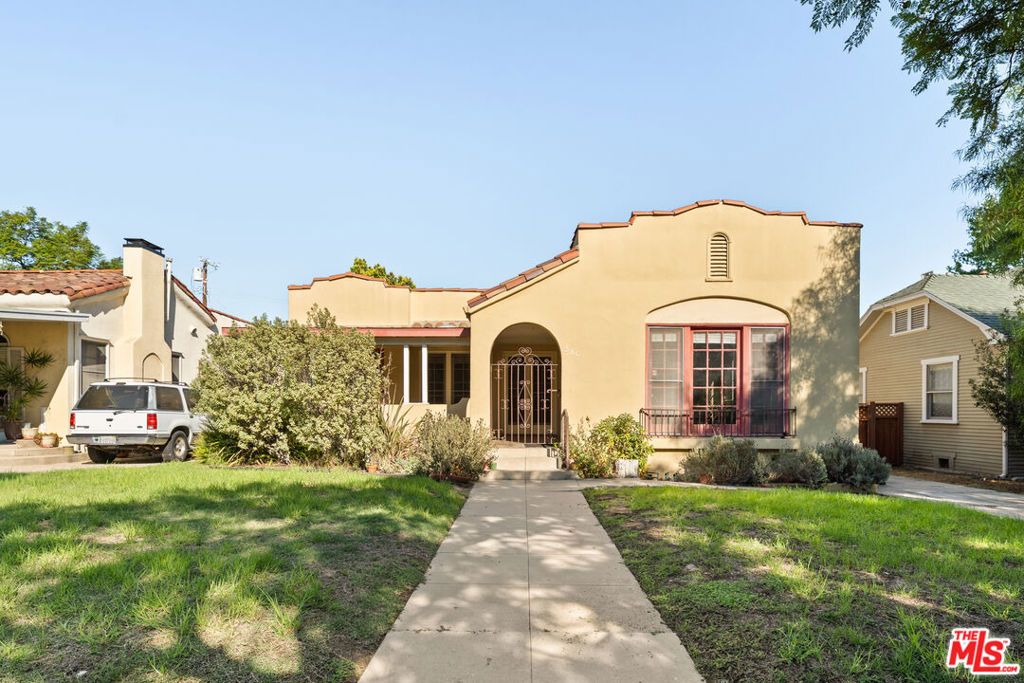 Photo of 580 N Beachwood Drive, Los Angeles, CA 90004 (MLS # 25576455)