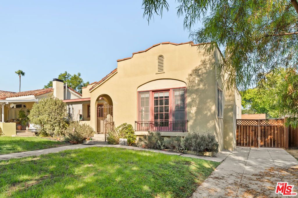 Photo of 580 N Beachwood Drive, Los Angeles, CA 90004 (MLS # 25576455)