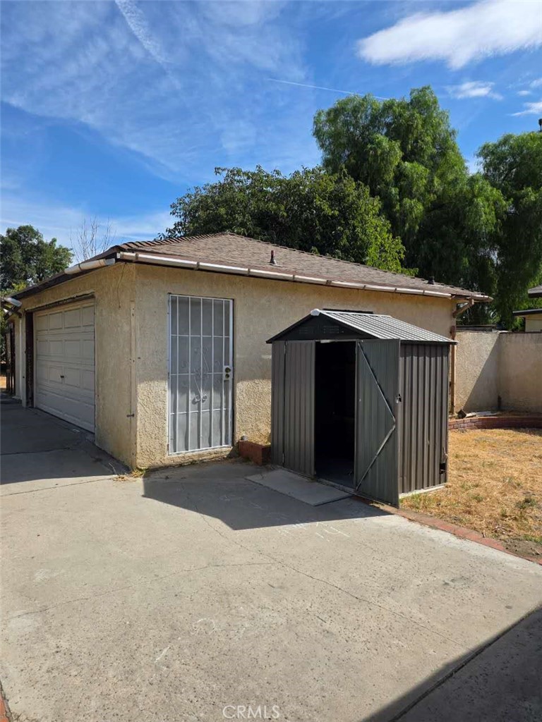 At 17946 Merrill Avenue, Fontana, CA 92335, the back unit features one bedroom and one living room. It offers a private and quiet space, suitable for a single person or a small family, with convenient access to daily needs. The entire back unit has an area of 600 sq. ft.