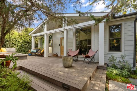 Photo of 942 Superba Avenue, Venice, CA 90291 (MLS # 26668233)