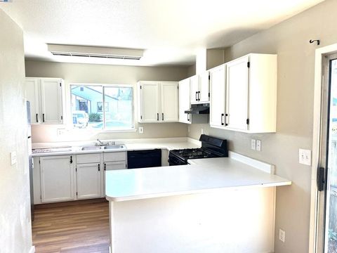 Photo of 10538 Creekside Cir Cir, Oakland, CA 94603 (MLS # 41115293)