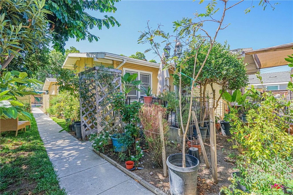 119 W Valencia Drive