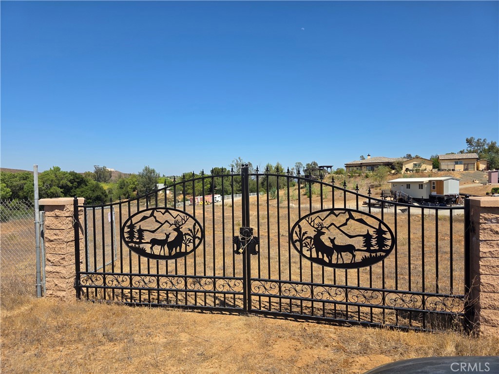 Build your dream ranch in this lot.