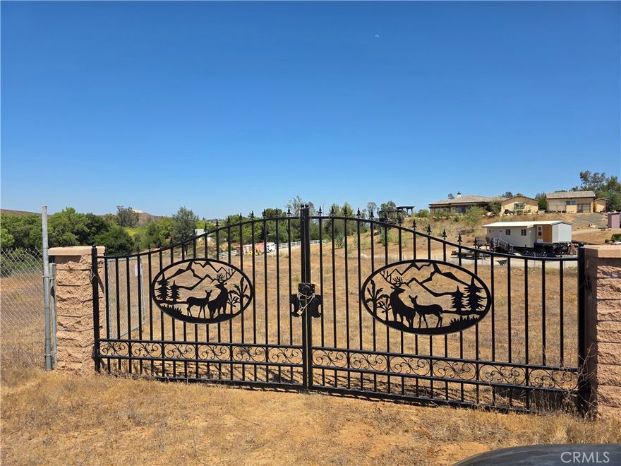Build your dream ranch in this lot or
Riverside Planning department allows you to build 2 homes instead.
All you need is to use your creativity and make money. How that sounds?